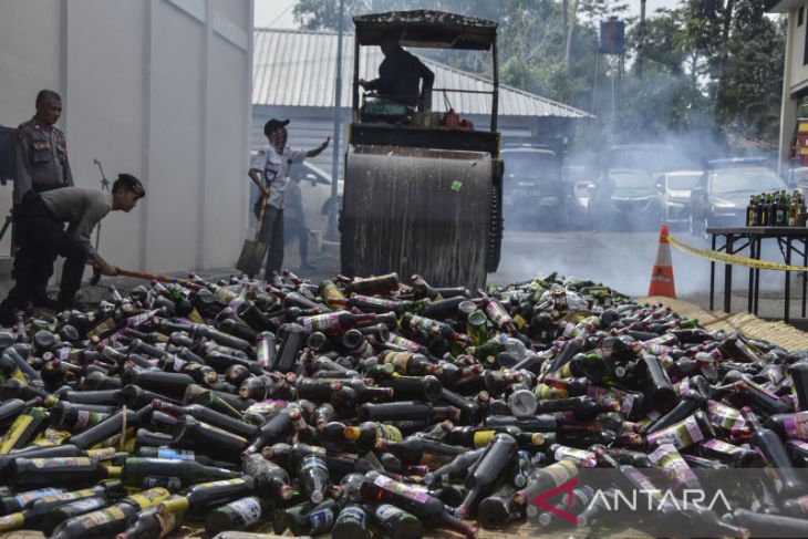 Pemusnahan miras jelang Tahun Baru