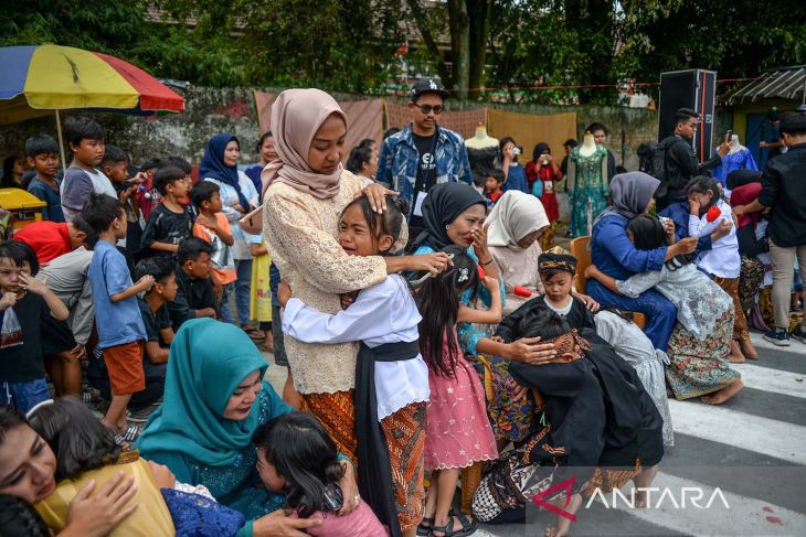 Prosesi Sungkeman Hari Ibu 