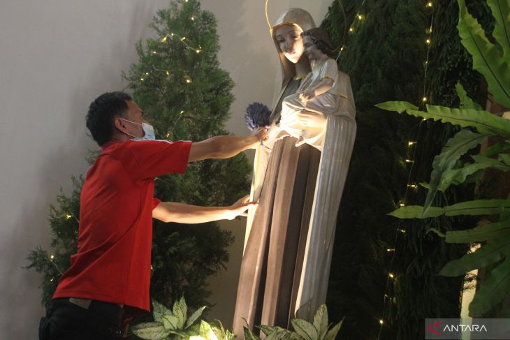 Persiapan Natal di Gereja Katedral Malang