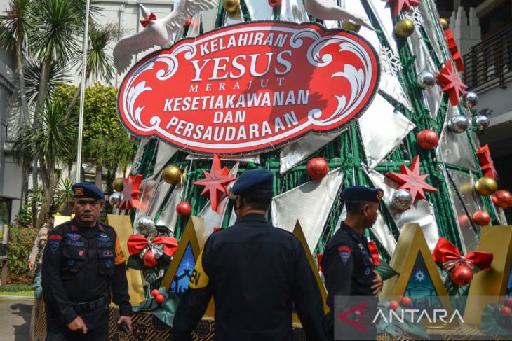 Sterilisasi gereja jelang Natal di Bandung 