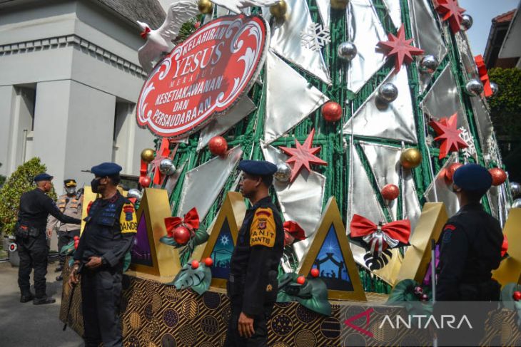 Sterilisasi gereja jelang Natal di Bandung 