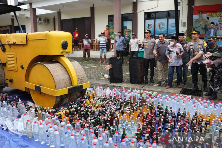 Pemusnahan minuman keras  di Jombang