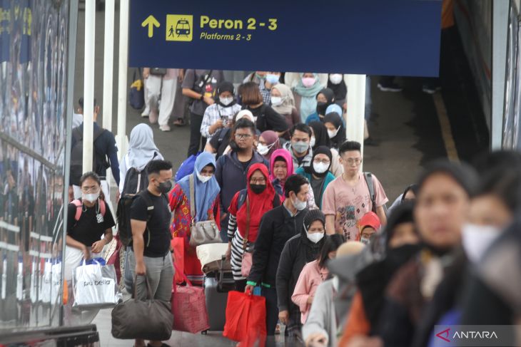 Suasana Stasiun Malang jelang libur Natal