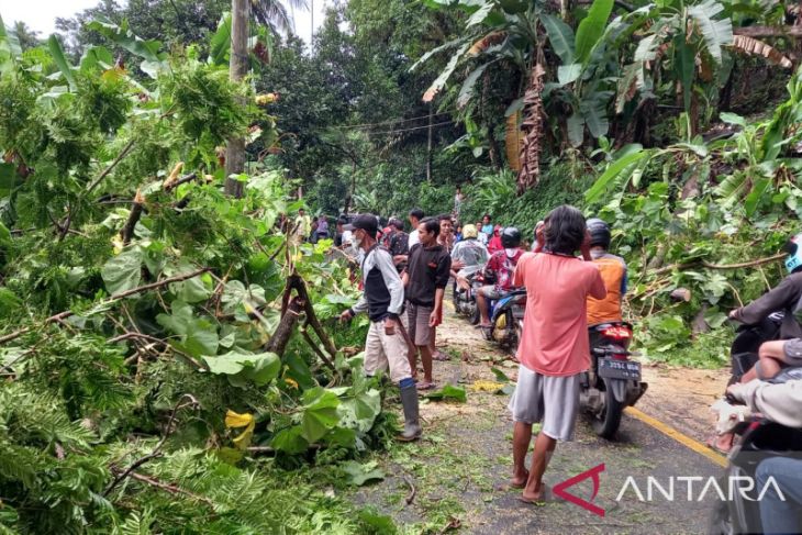 Angin Kencang Melanda Kawasan Objek Wisata Pantai Selatan Sukabumi