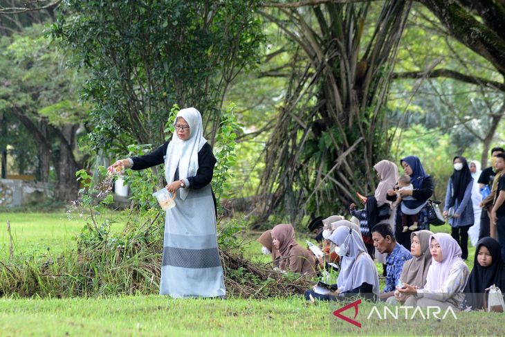 Peringatan tsunami di Kuburan Massal Siron Aceh Besar