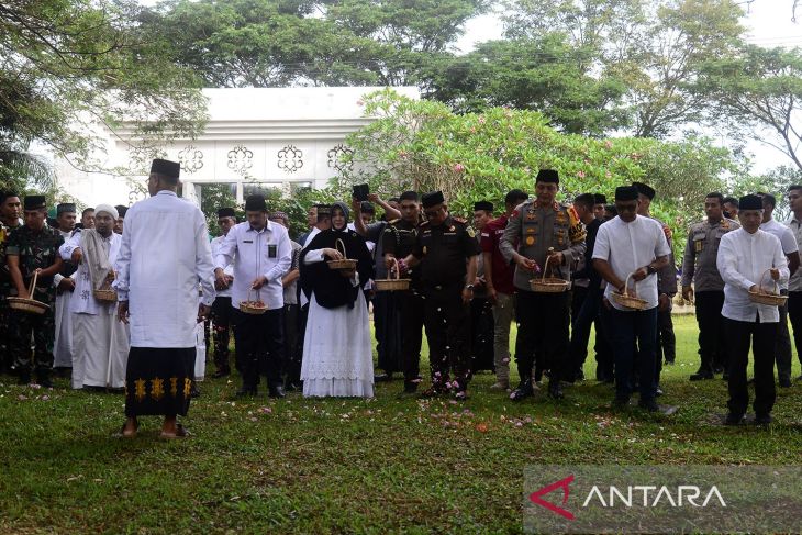 Peringatan tsunami di Kuburan Massal Siron Aceh Besar