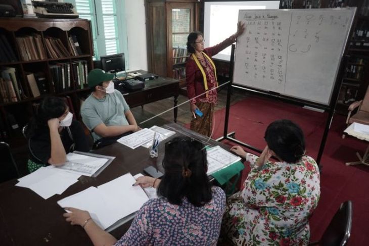 Belajar menulis dan membaca aksara Jawa