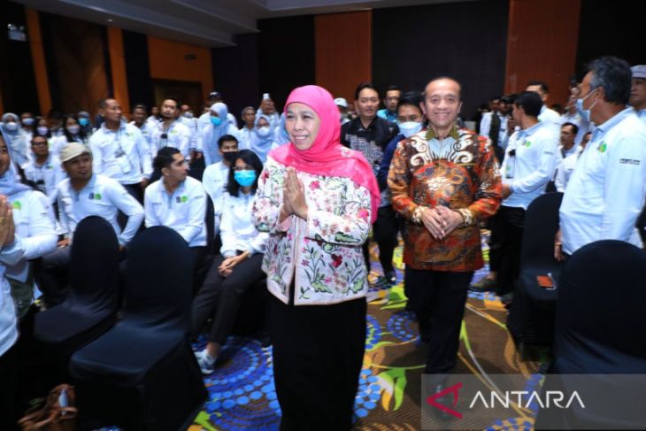 Gubernur Khofifah Raih Penghargaan Pembina Penyuluh Kehutanan Antara