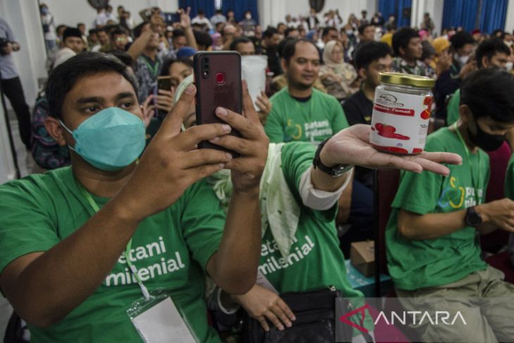 Penyerahan bantuan fasilitas untuk petani milenial dan IKM 