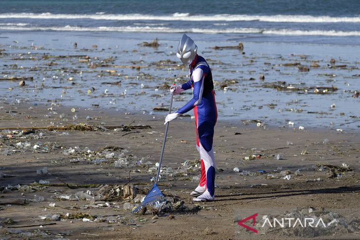Ultraman bersih-bersih sampah Pantai Kuta