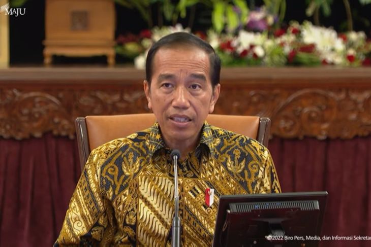 Jokowi advises people to mask up despite PPKM revocation
