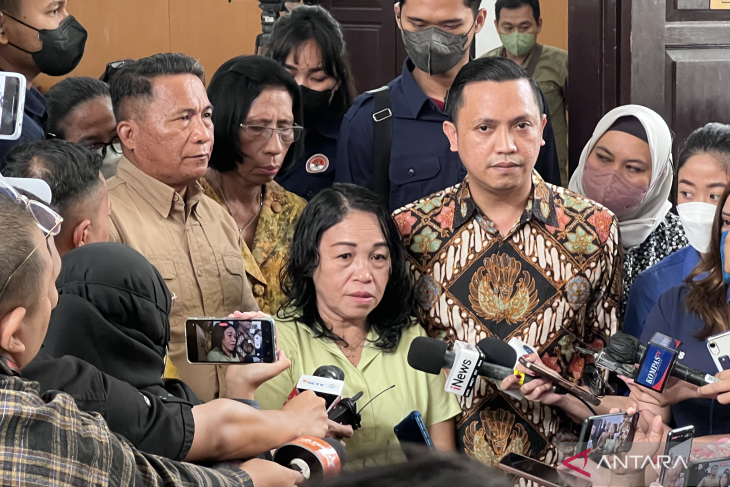 Ibu Bharada E Bertemu Dengan Keluarga Yosua - ANTARA News Bali