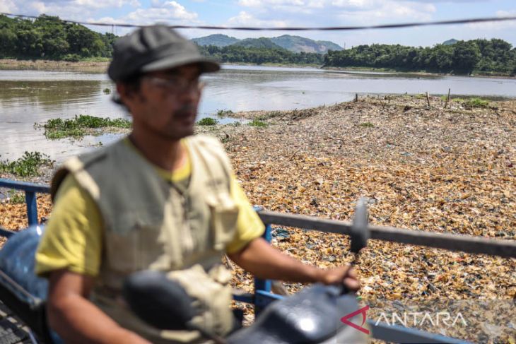 Sampah di bantaran sungai Citarum 