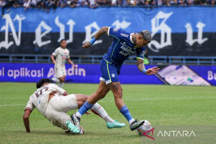 Persib Bandung melawan Persija Jakarta