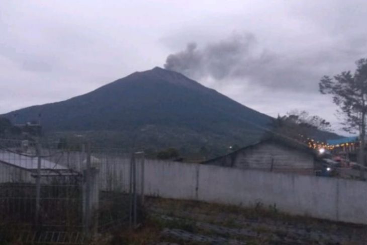 Gunung Kerinci kembali erupsi pada Kamis selama 13 menit