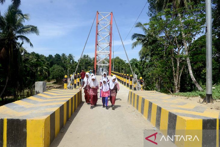 Pengoperasian jembatan gantung di Aceh Besar