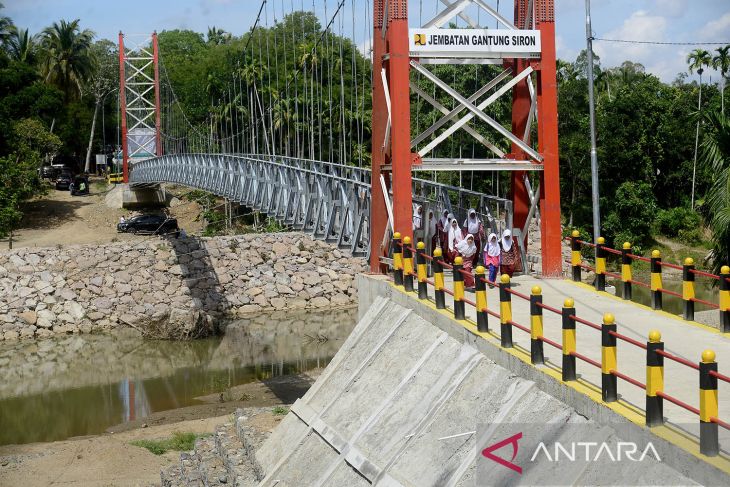 Pengoperasian jembatan gantung di Aceh Besar