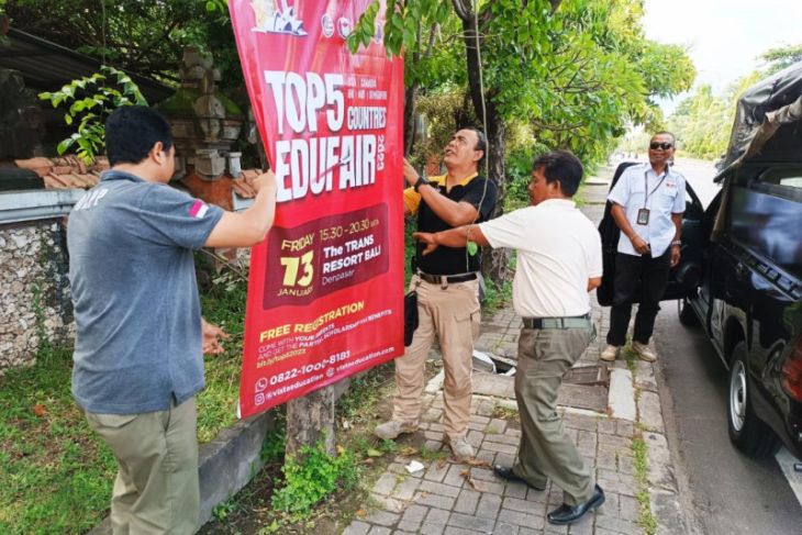 Satpol Pp Denpasar Copot Spanduk Dan Baliho Kedaluwarsa Antara News Bali 