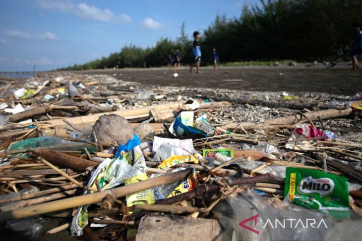 Penumpukan sampah di pantai Indramayu 