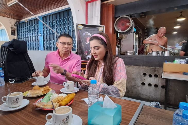 Pasangan artis di kedai kopi terkenal di Pontianak