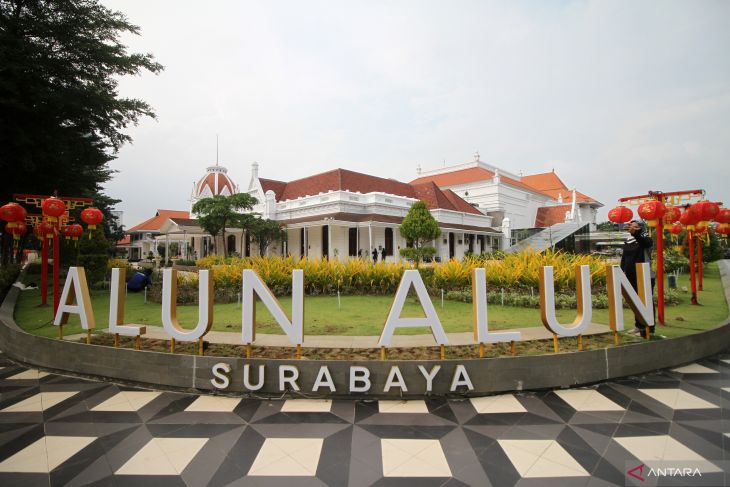 Pemasangan lampion jelang Imlek di Surabaya