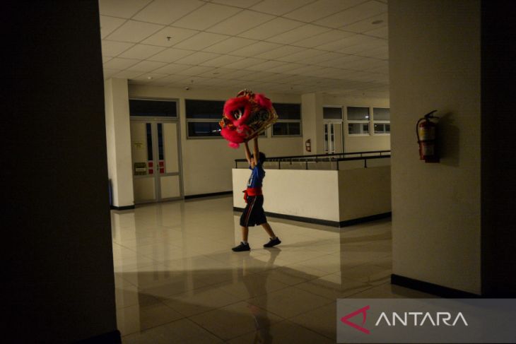 Latihan Barongsai jelang perayaan Imlek