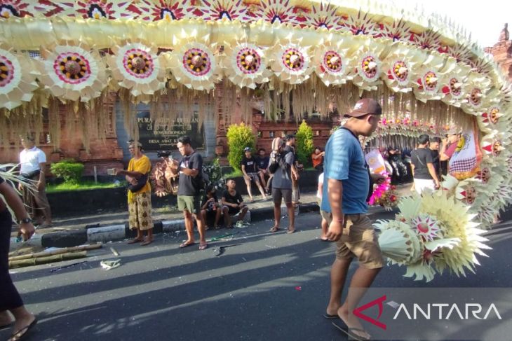 Parade penjor tradisi Ngerebong di desa Kesiman diikuti 32 seka taruna