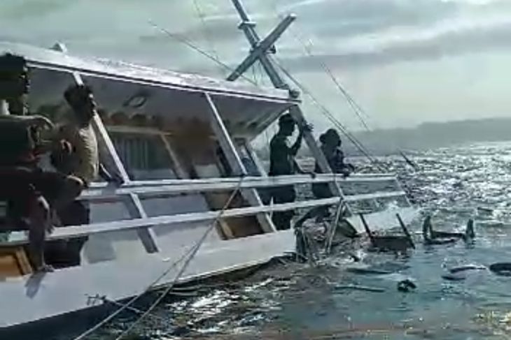 Tim SAR evakuasi penumpang kapal tenggelam di Labuan Bajo