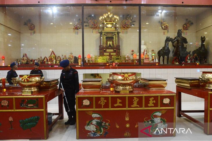 Sterilisasi vihara jelang Imlek di Aceh