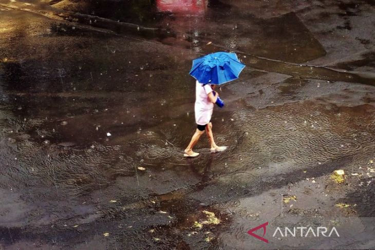 BMKG: hujan diprakirakan terjadi di sebagian kota besar di Indonesia