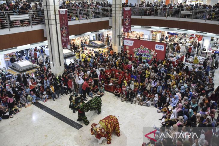 Atraksi Barongsai di pusat perbelanjaan Tasikmalaya