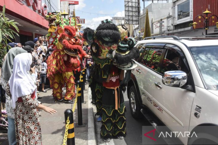 Atraksi Barongsai di pusat perbelanjaan Tasikmalaya