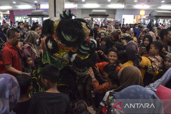 Atraksi Barongsai di pusat perbelanjaan Tasikmalaya