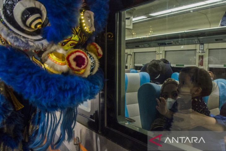 Pertunjukan Barongsai di stasiun Bandung 