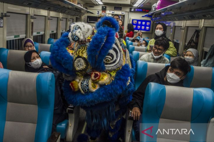 Pertunjukan Barongsai di stasiun Bandung 