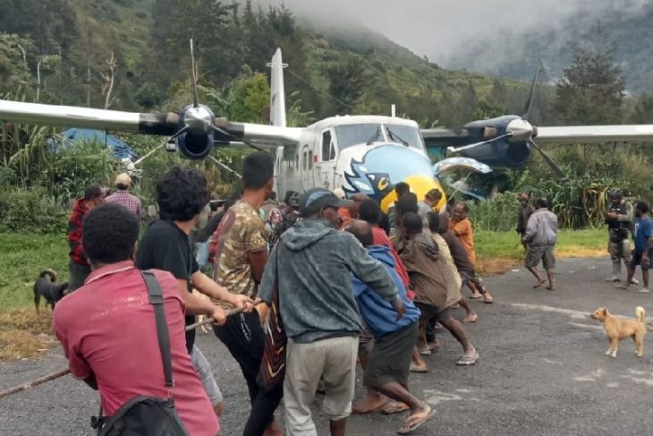 Pesawat Sam Air Tergelincir Di Bandara Beoga Antara News Papua Barat