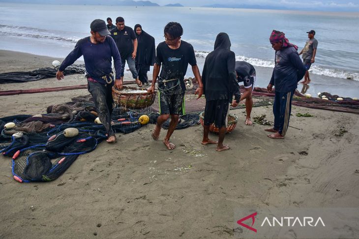 FOTO - Tarek Pukat di Gampong Jawa Banda Aceh