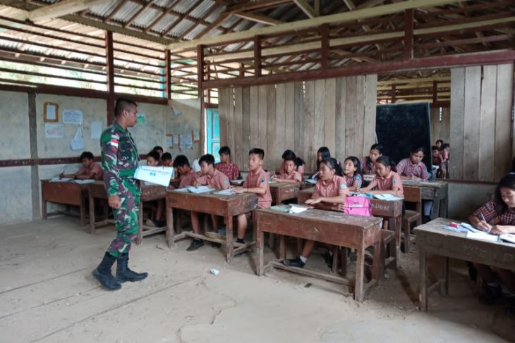TNI bantu mengajar di sekolah daerah perbatasan Indonesia-Malaysia