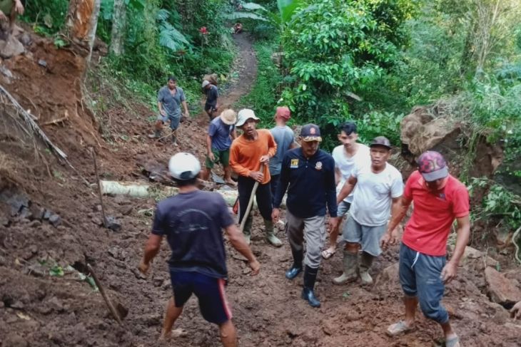 Masyarakat Buleleng gotong royong bersihkan material longsor yang menutup jalan