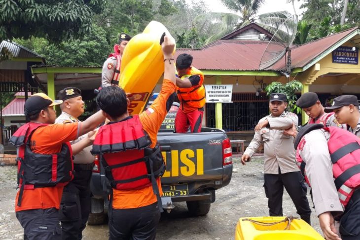 Polisi : Korban hanyut di Aek Singolot belum ditemukan