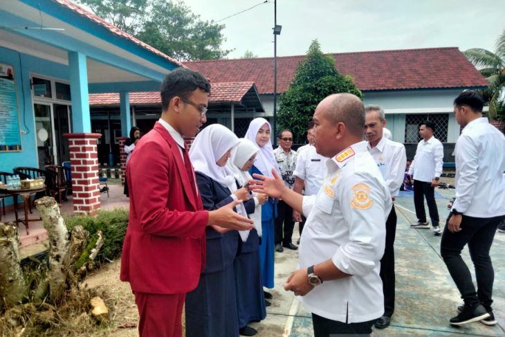 Wali Kota Pangkalpinang Serahkan E Ktp Untuk Siswa Smkn 1 Antara News