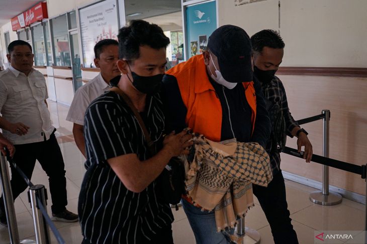 FOTO - Penampakan Ayah Merin setelah ditangkap KPK di Banda Aceh