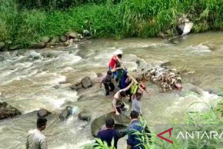 Tim SAR Gabungan Evakuasi Jasad Perempuan Di Aliran Sungai Cipelang Kota Sukabumi ANTARA News