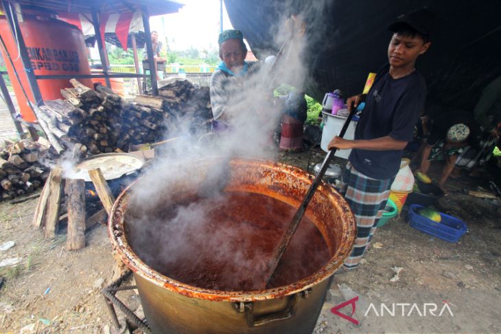 Warga Bergotong Royong Menyiapkan Makanan