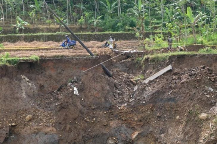 Jalan darurat di lokasi longsor