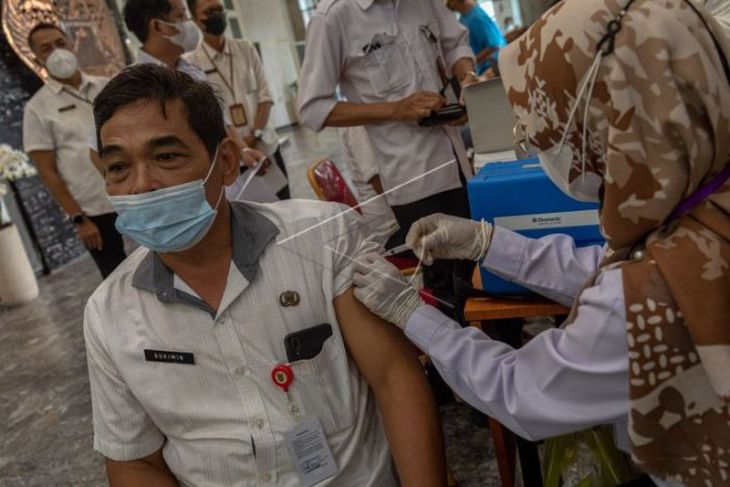 Vaksinasi COVID-19 penguat kedua di Semarang