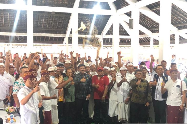 Minister processes land certificates for Bali residents after 97 years