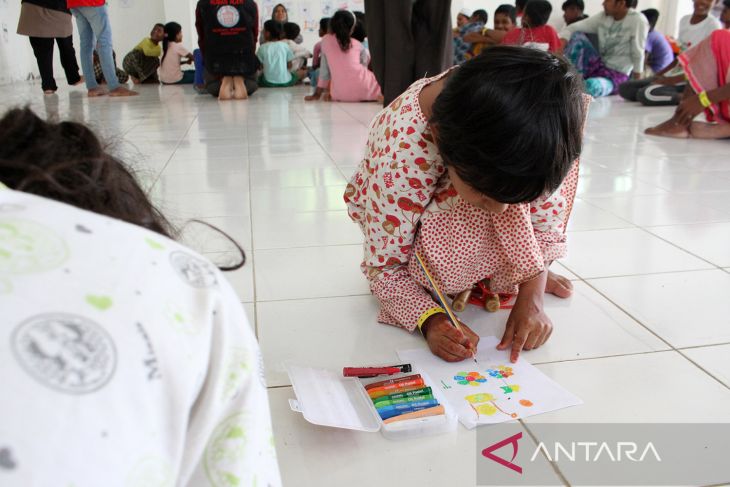 FOTO - Anak imigran Rohingya belajar menggambar