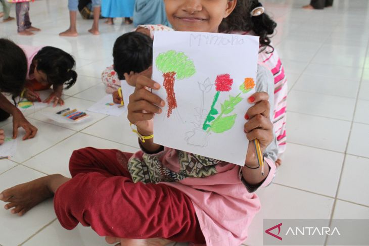 FOTO - Anak imigran Rohingya belajar menggambar