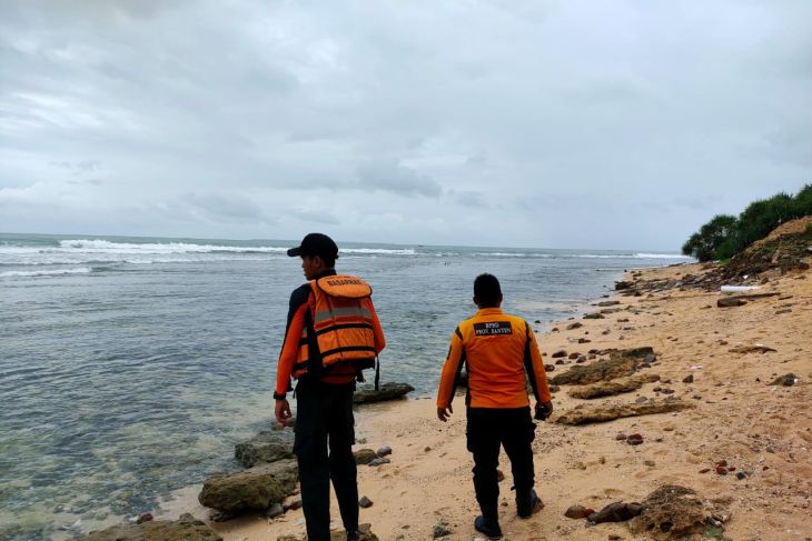 Tim SAR Banten sisir perairan Lebak cari nakhoda KM Dimas yang hilang